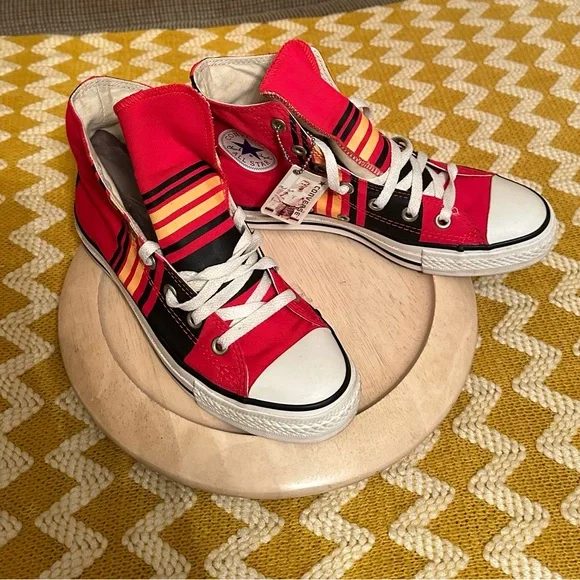 Women’s high top Converse sneakers size 7 - Picture 3 of 6